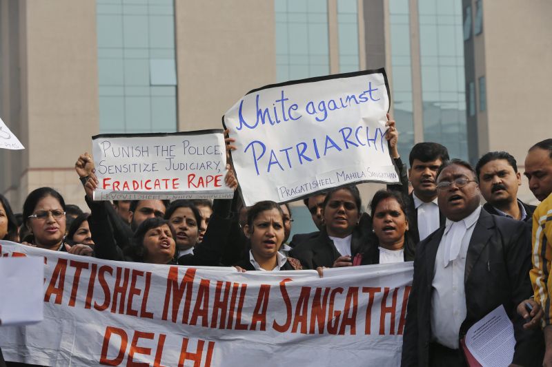 Justiţie paralelă în India: o tânără, violată în grup de bătrânii satului pentru o relaţie cu un bărbat dintr-o altă comunitate