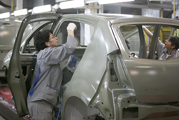 Motorul de creştere a economiei pare că trage frâna de mână?