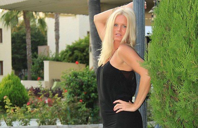 O femeie, administrator al unui club de fotbal, este acuzată de hartuire sexuala