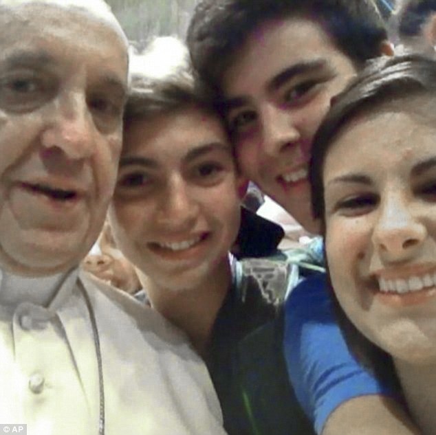 Papa Francisc: INTERNETUL este "un DAR de la Dumnezeu"