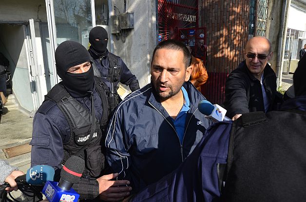 Poliţist sancţionat cu avertisment pentru postările de pe facebook. Poliţistul revoltat: Ce trebuia să mai fac, să le pup mâna?