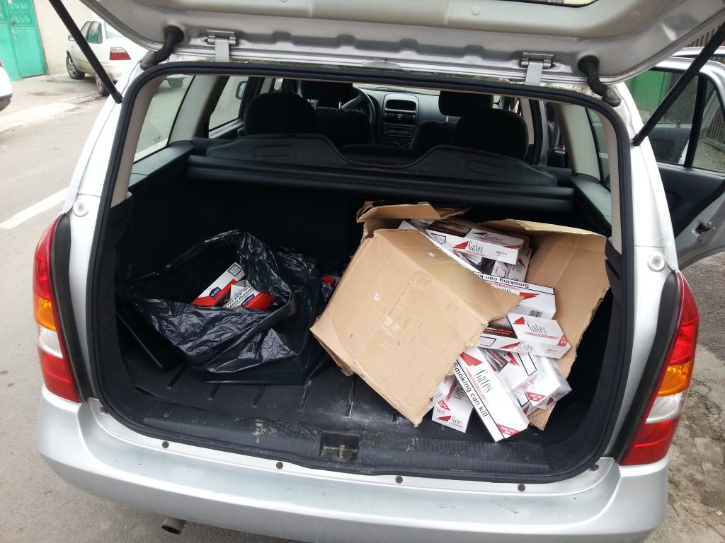 POLIȚIȘTII AU AVUT UN ȘOC. Un constănțean A DAT FOC țigărilor de contrabandă ÎN TIMPUL PERCHEZIȚIEI
