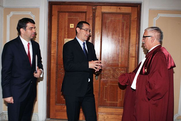 Ponta, Dragnea şi baronii USL, înfrânţi de CCR pe descentralizare
