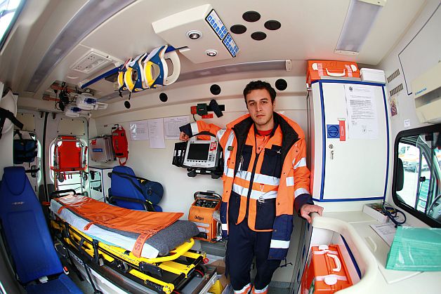 Poveștile oamenilor care nu sunt medici, dar SALVEAZĂ VIEȚI GRATIS. La 80 de ani, face gărzi pe Ambulanță!