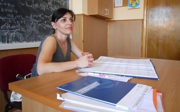 PROFESOARA MODEL era MATROANĂ la BORDEL. Colegii și elevii nu aveau habar ce făcea cu PROSTITUATELE