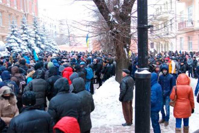 Protestatarii ucraineni au OCUPAT sediul Administrației de Stat de la CERNĂUŢI | VIDEO