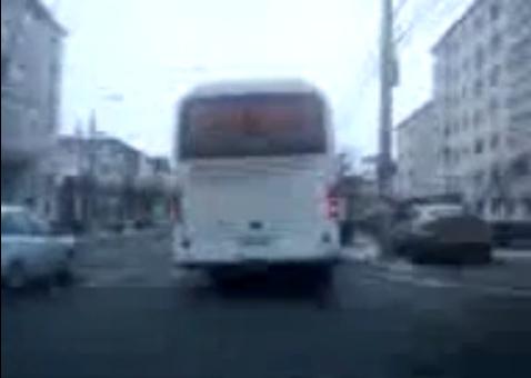 PSD a adus membri de partid din alte județe pentru a-l aplauda pe Ponta la Focșani. Copiii au fost ținuți, timp de două ore, în frig și li s-au pus în mâini pancarte anti-Băsescu