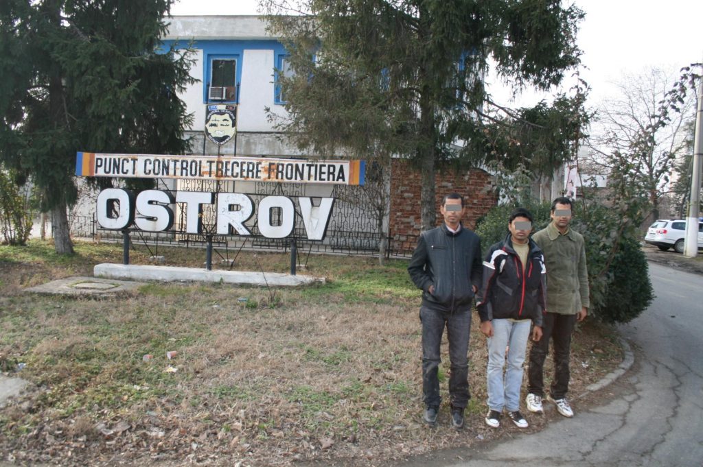 RĂTĂCIȚI LA FRONTIERĂ. Trei pakistanezi AU GREȘIT DRUMUL DIN CAUZA CEȚII