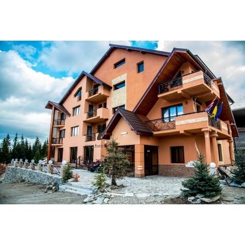REVOLTĂTOR. Au PLĂTIT REVELIONUL și au LUAT BĂTAIE de la PRIETENII proprietarului PENSIUNII