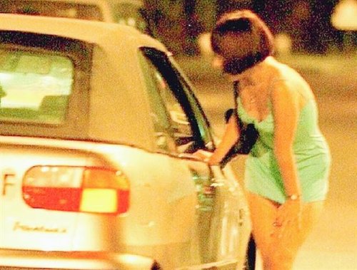 Românii fac legea la Cannes. În materie de prostituţie
