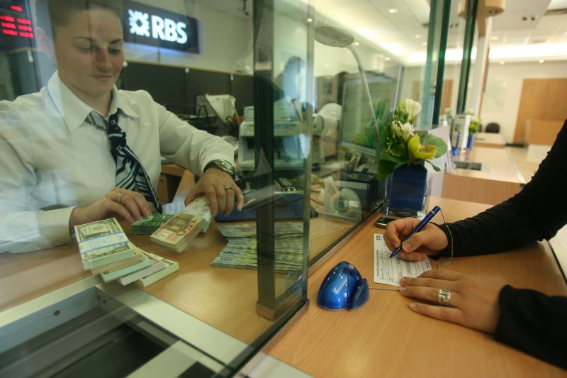 Românii, prinşi în capcana creditelor în lei