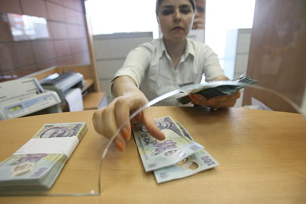 Românul DATOR 700 DE ANI la bănci. CUM a ajuns în această situaţie