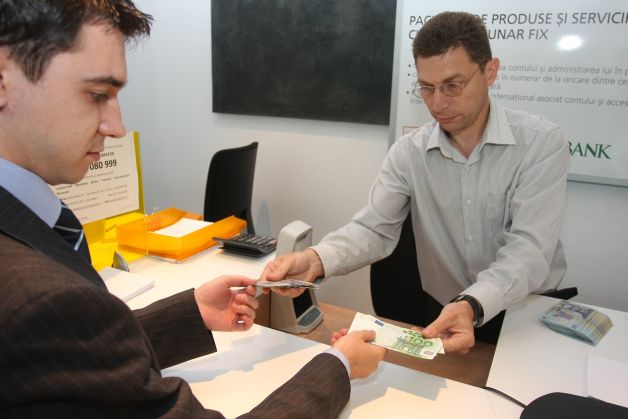 Românul, lovit de euro în puterea de cumpărare