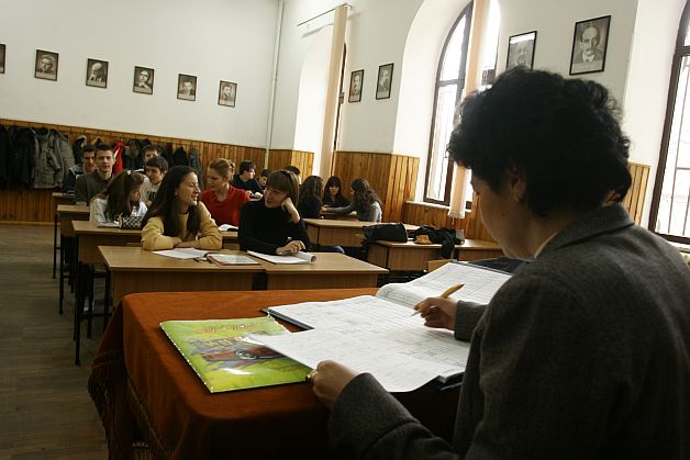 Salariile profesorilor, întârziate cu o săptămână. Sindicatele acuză Ministerul de Finanţe