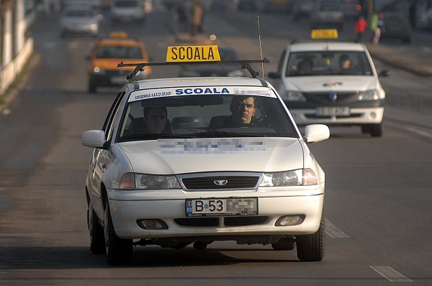 ŞCOLILE DE ȘOFERI nu se mai scumpesc, iar cursanţii SCAPĂ DE CAMERELE DE LUAT VEDERI