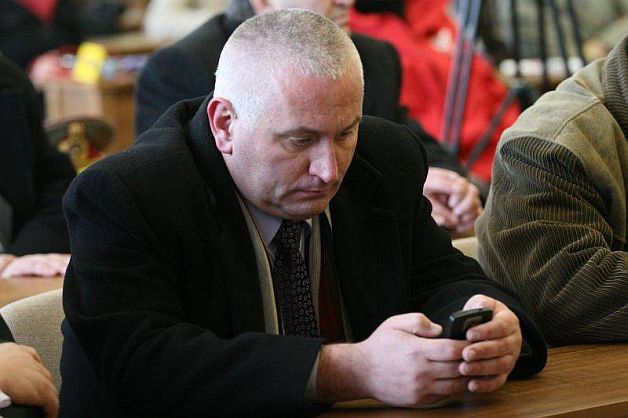 Şeful Poliţiei Cluj care şi-a umilit un subaltern s-a plâns că nu mai are bani. Judecătorul l-a repus în funcţie