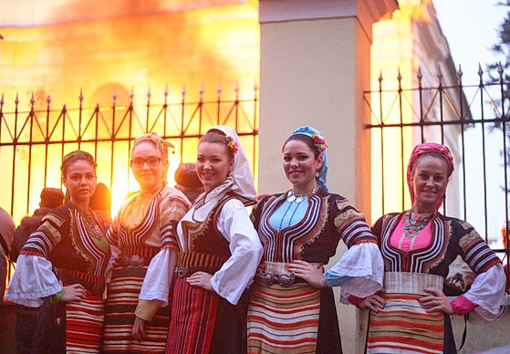 SRETAN BOZIC! Sârbii au aprins bandjakul și sărbătoresc CRĂCIUNUL I GALERIE FOTO