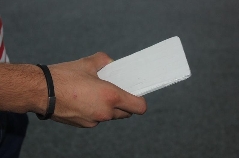 Student din Iaşi, PĂCĂLIT la un schimb de telefoane. „SURPRIZA” din husa mobilului