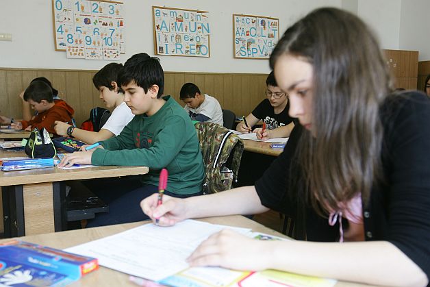 Sute de jandarmi se luptă cu nămeții ca să desfunde drumurile spre școli