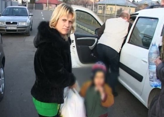 Tânăra care se prostitua cu copilul de mână a ajuns într-un centru maternal