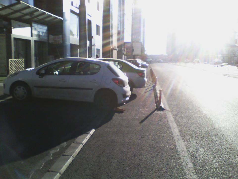 Test auto pe cea mai nouă arteră din Capitală. Pistele de biciclete au ajuns deja loc de parcare. VIDEO