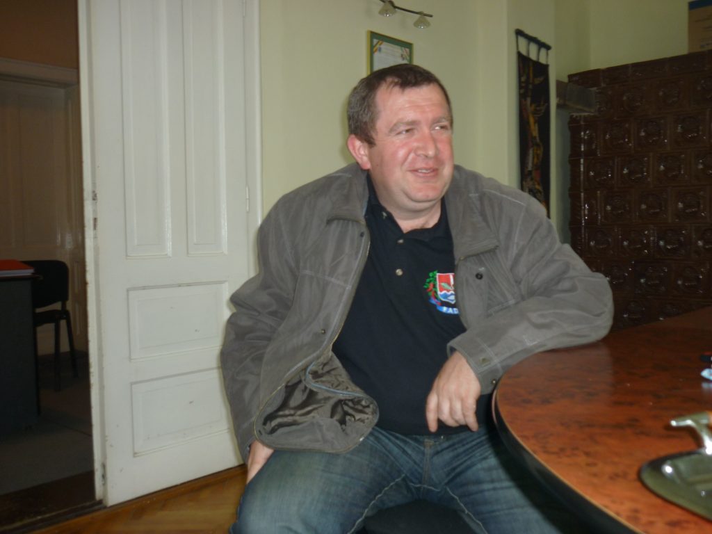 UN CONDAMNAT a ajuns DIRECTOR DE ȘCOALĂ. Fostul primar din Joseni a provocat un ACCIDENT BEAT LA VOLAN