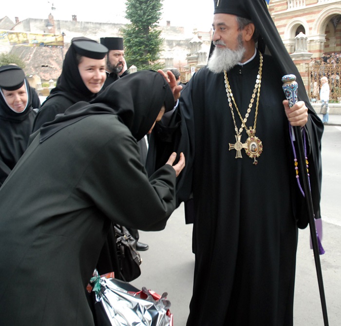 Un preot este pedepsit de mitropolit pentru că face concurență Bisericii