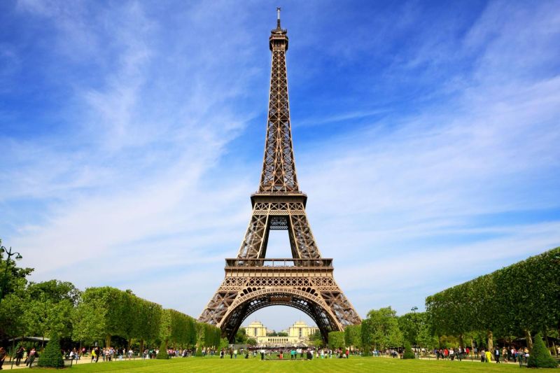 Un român a fost arestat în Franţa sub acuzaţia că ar fi profanat o biserică din Paris
