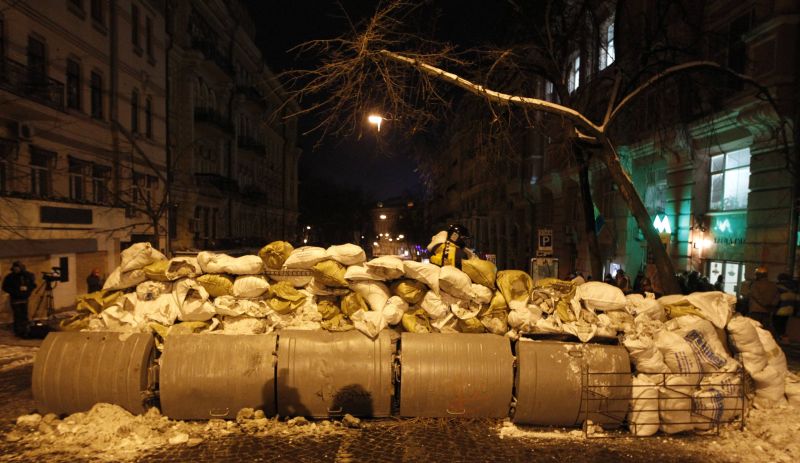 UPDATE. CRIZA DIN UCRAINA. O nouă înregistrare video cu protestatarul bătut și umilit de forțele de ordine| VIDEO