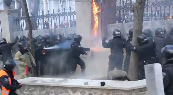 Violența în capitala ucraineană. Trupele speciale incendiate la Kiev| VIDEO