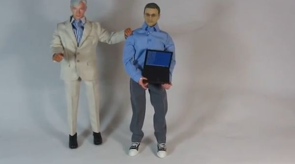A fost lansată păpuşa Edward Snowden. Cât costă| VIDEO