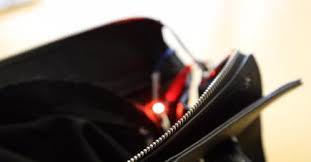 ACCESORIUL care te împiedică să cheltuit prea mult. Geanta se închide singură când ai depășit bugetul | VIDEO