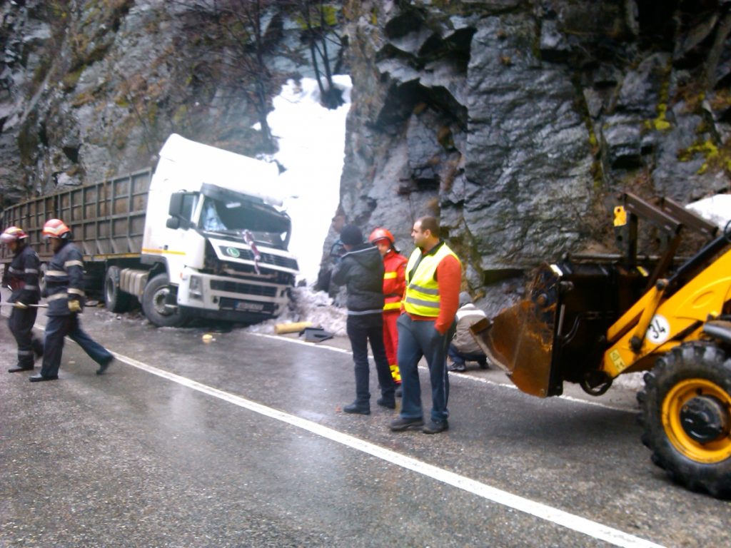ACCIDENT PE DEFILEUL JIULUI. Drum BLOCAT. Coloane de mașini pe DN66