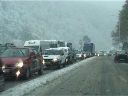 AGLOMERAŢIE PE VALEA PRAHOVEI. Se circulă BARĂ LA BARĂ