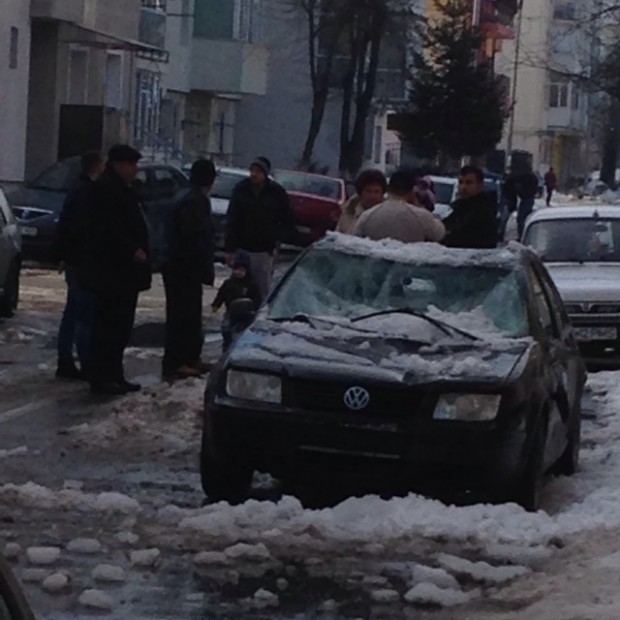 ATENȚIE șoferi! Mașini DISTRUSE de zăpada care cade de pe clădiri | VIDEO