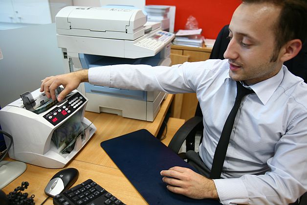 Bani pentru micii afacerişti la început de drum