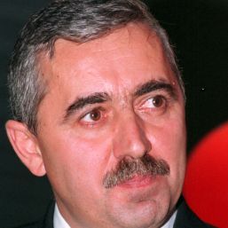 Ce salariu avea șeful instituției care trebuia să localizeze avionul: 10.000 de euro pe lună. El și-a dat demisia astăzi, după ce s-a aflat că nu funcționa frecvența vitală pentru localizare