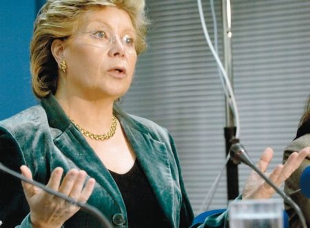 Comisarul european Viviane Reding a fost JEFUITĂ în timp ce se afla la Londra