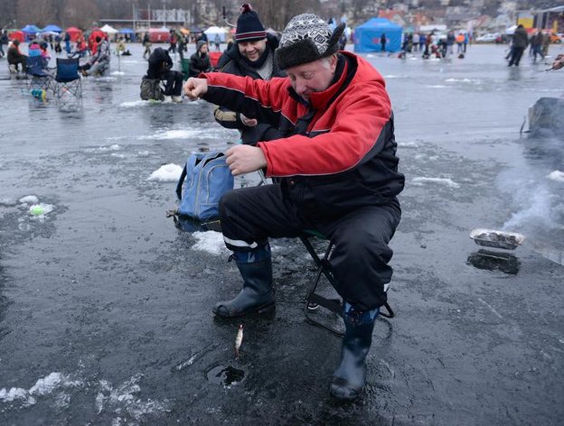 CONCURS made în ESTONIA: Peste 4.000 de PESCARI au dat la COPCĂ pentru a prinde o DACCIA DUSTER
