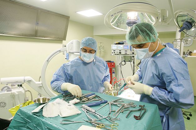 De la o banală căzătură pe gheaţă a ajuns cu un picior lipsă. Un medic din Galaţi este acuzat de malpraxis