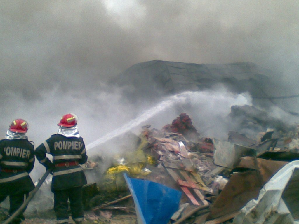 EXPLOZIE într-un bloc din Oltenița. Un bărbat a fost rănit și zece locuințe avariate