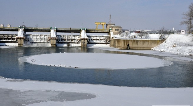Fenomen BIZAR și foarte RAR pe BISTRIȚA: cercul de gheață care se rotește ca un titirez.FOTO