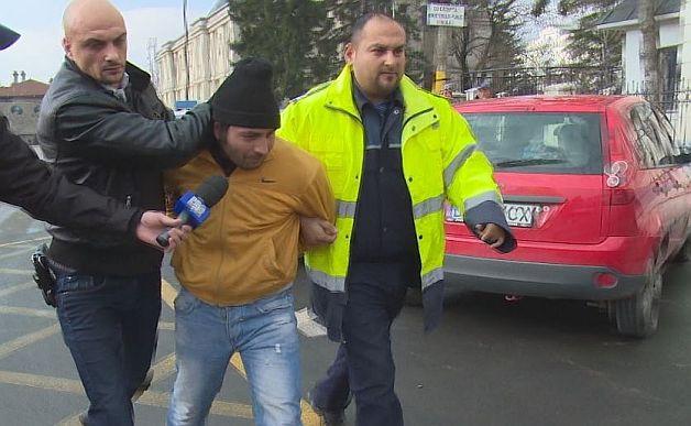 GROAZNIC! Şi-a omorât nevasta cu parul SUB OCHII CELOR CINCI COPII