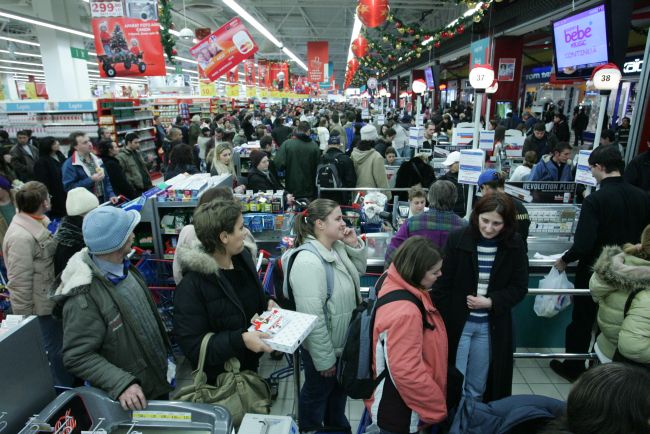 Guvernul mizează pe creşterea consumului. Vezi câţi români mai rămân cu bani după plata facturilor