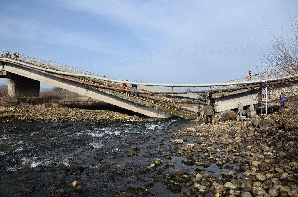 Imagini SPECTACULOASE cu podul de BETON rupt în două, în Hunedoara | GALERIE FOTO