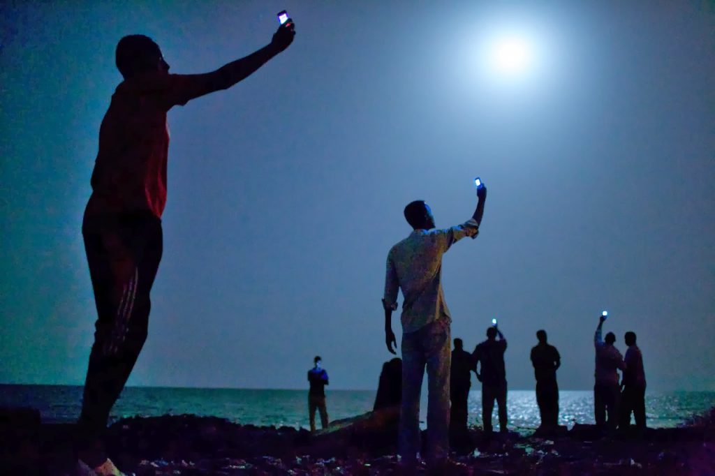 IMIGRANŢII AFRICANI cu telefoanele mobile sub lumina lunii, FOTOFRAFIA ANULUI la World Press Photo