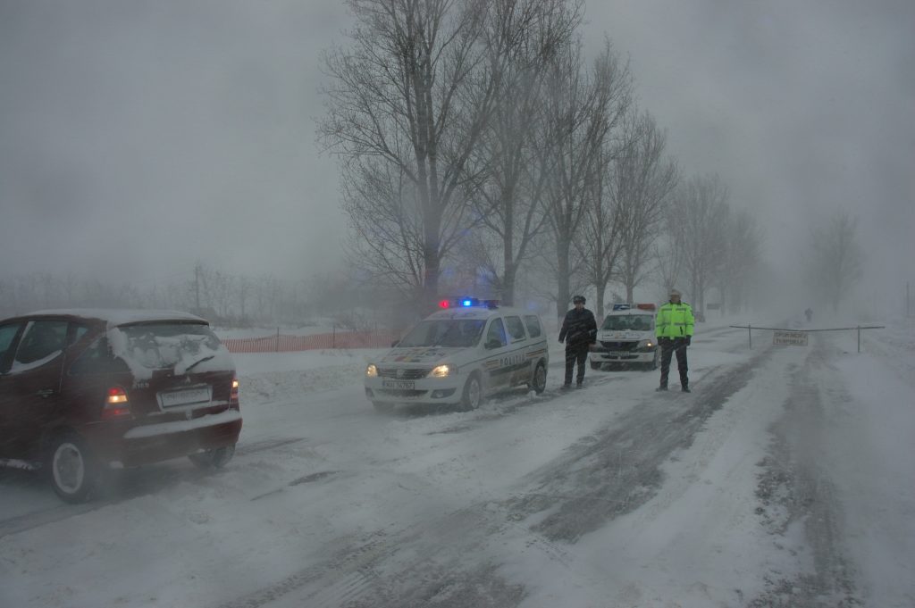 INFOTRAFIC: Patru drumuri naționale sunt încă BLOCATE de ZĂPADĂ