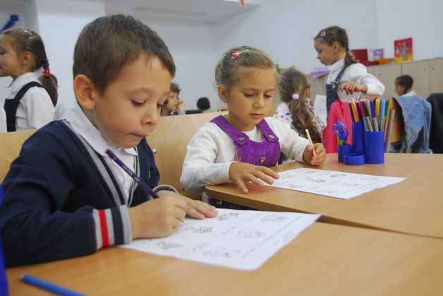 Înscrierile la clasa pregătitoare încep mâine. Unde îţi poţi da copilul la şcoală