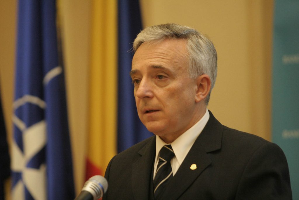 Isărescu: Introducerea taxei de 7 eurocenţi va genera scumpiri în lanţ