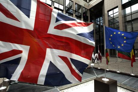 ISTERIA BRITANICĂ: Imigranţii trebuie să câştige de la o anumită sumă pe săptămână, dacă vor alocaţie pentru copii sau alte ajutoare